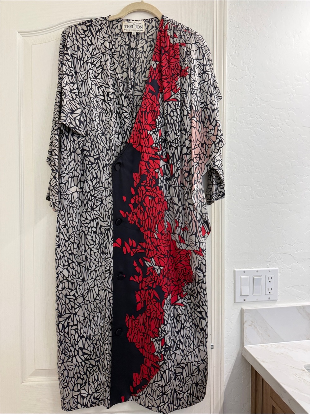 Teri Jon Black, White & Red Long Sleeve Printed Wrap Dress size 8 100% silk